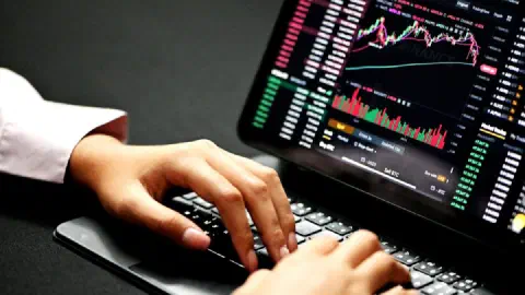 Cathie Wood Bought Meta as It Fell 8% — ARK's 30 July Trades in Full