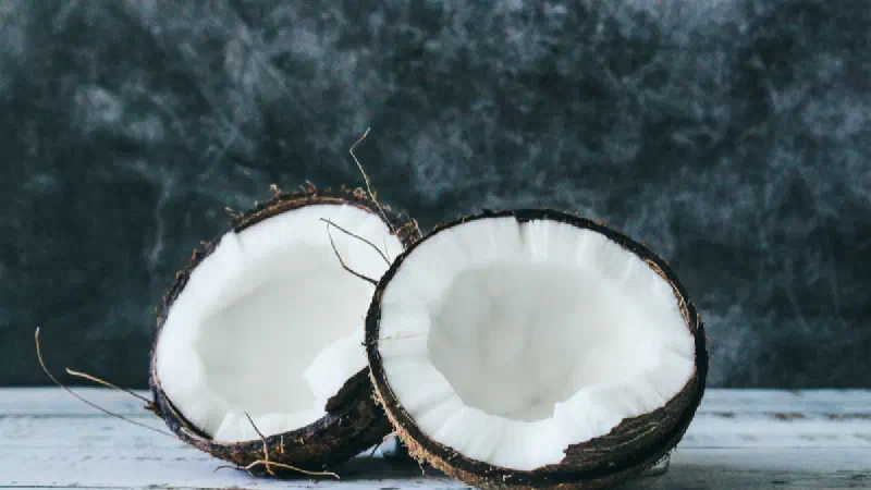 Anne Hathaway's Coconut Jelly Nails: How to Get the Look at a U.S. Salon in 2026