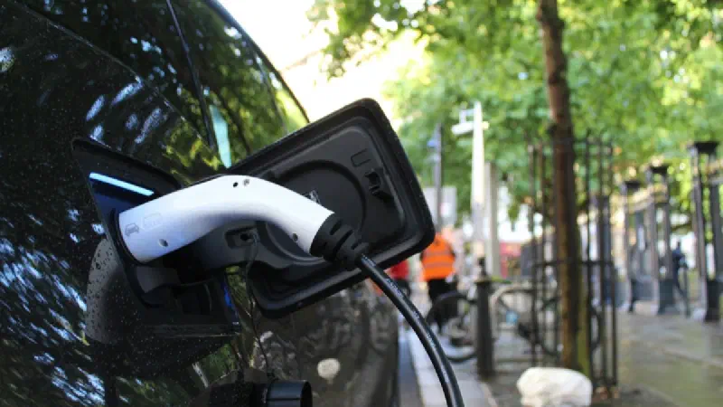 UK EV Target Review 2026: What Has Changed for Petrol and Hybrid Cars